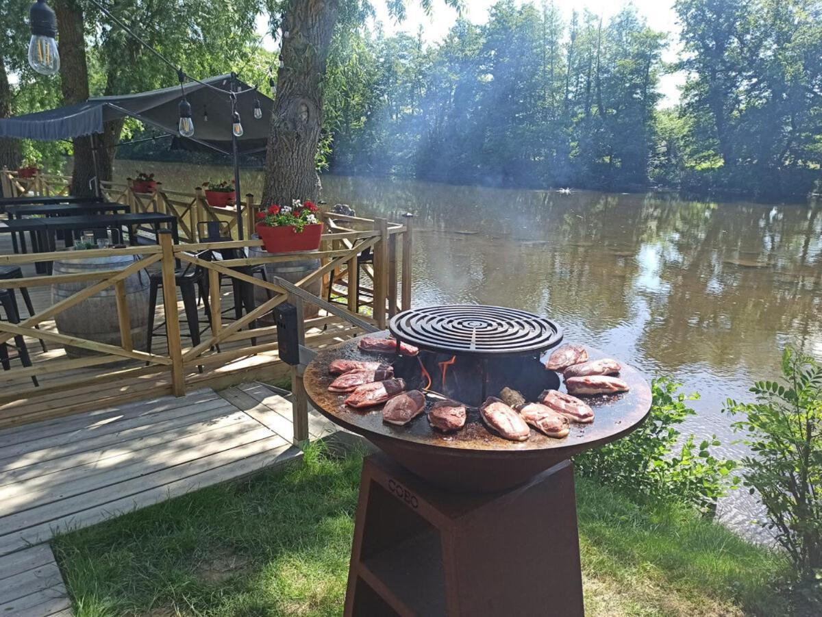 Tonneau Herbergement Insolite Au Camping Des Nieres Ebreuil Exterior foto