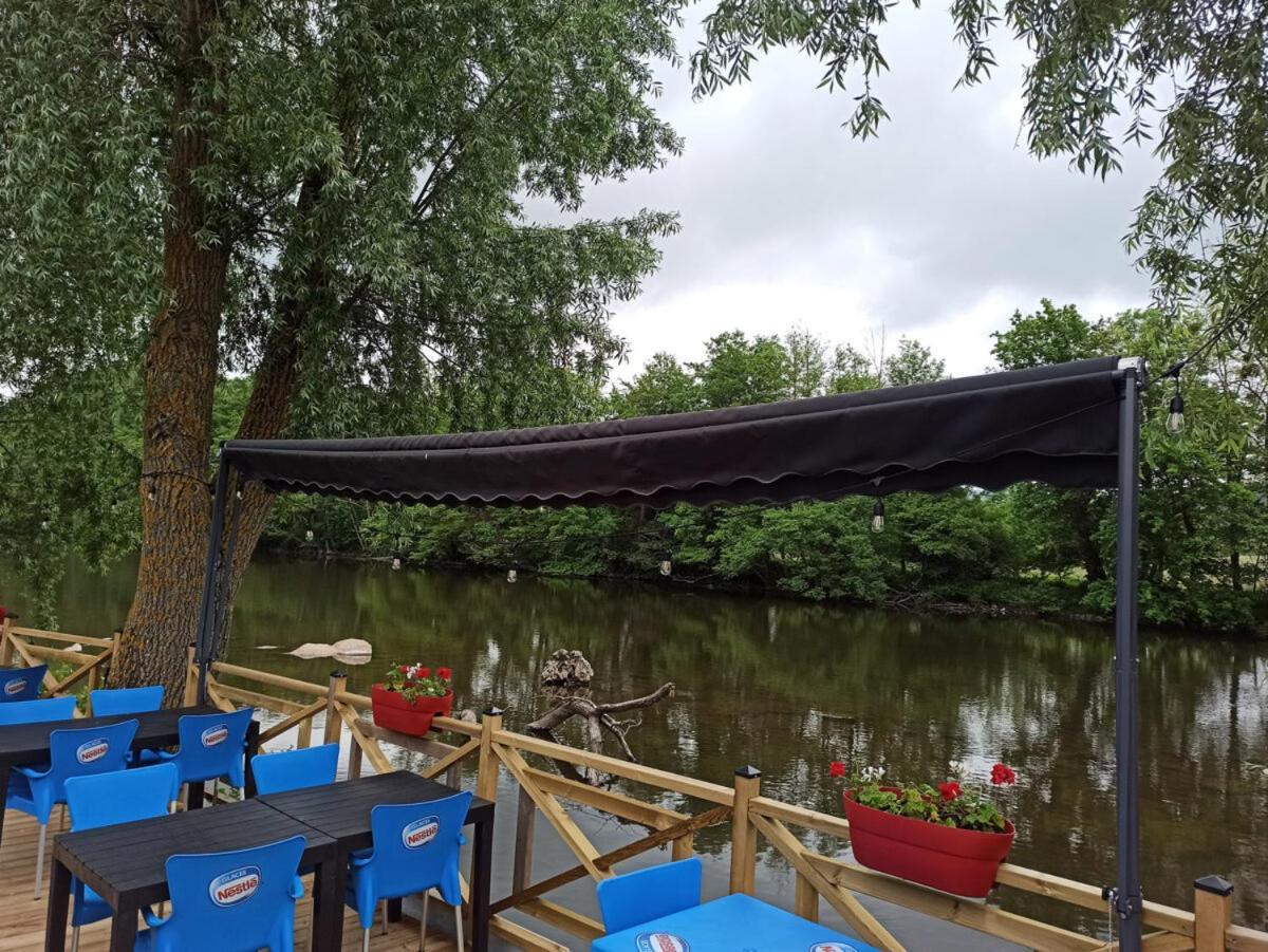 Tonneau Herbergement Insolite Au Camping Des Nieres Ebreuil Exterior foto